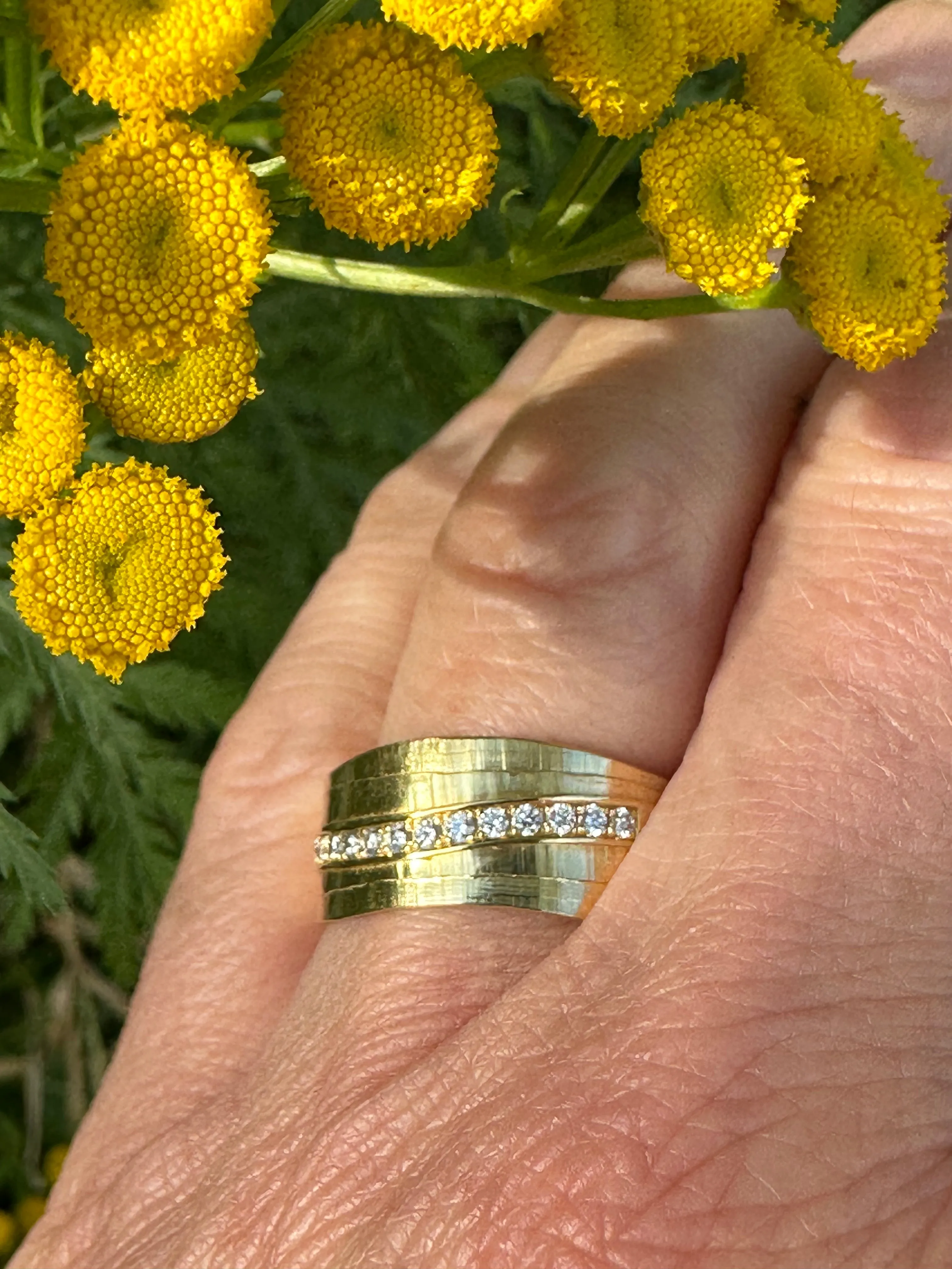 Furrer Jacot 18ct yellow gold TWVS 0.24ct diamond riple effect ring