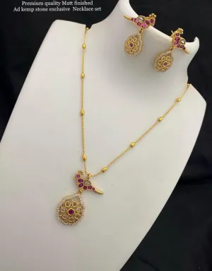 Peacock Kemp necklace set in gold