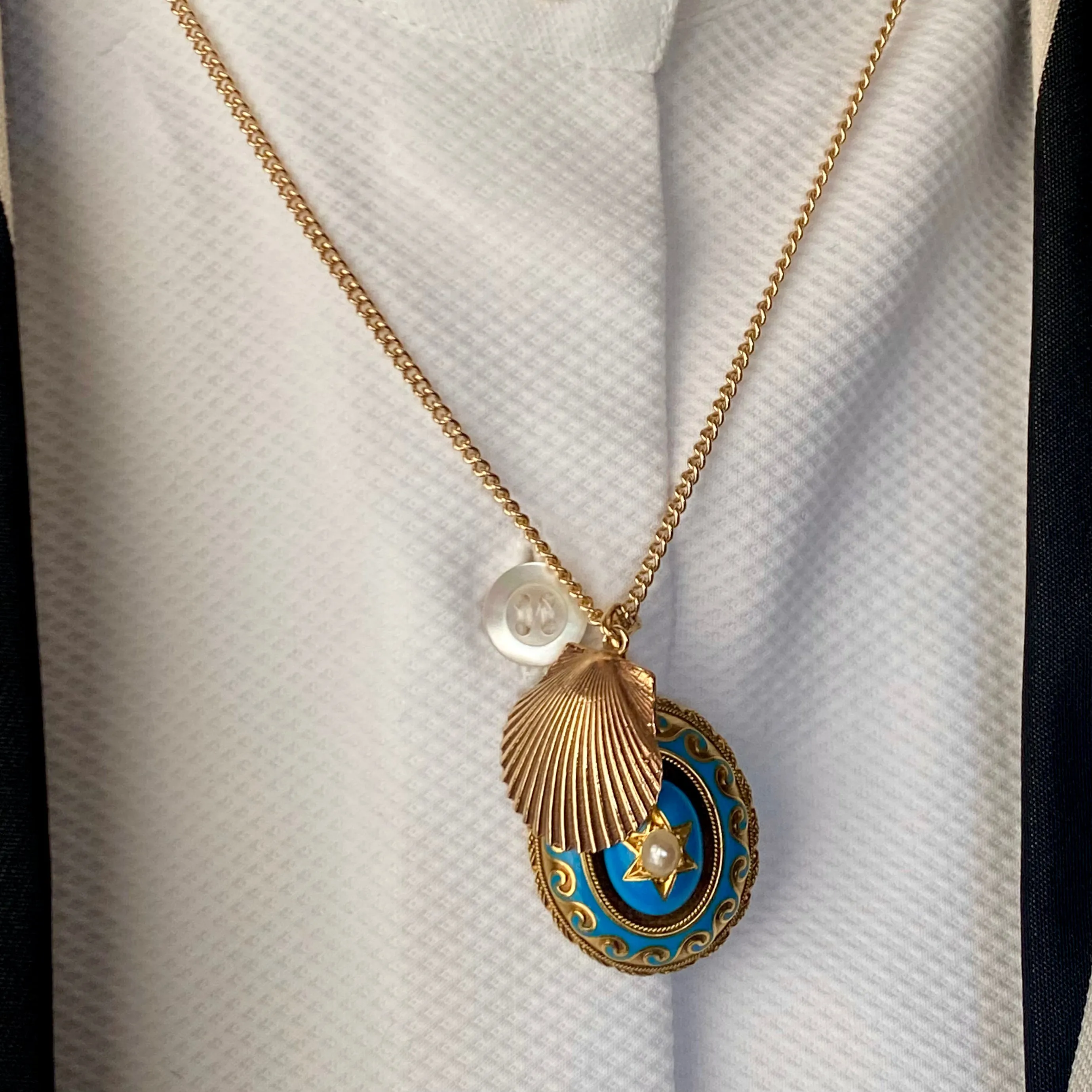Vintage 14k Cockle Shell Pendant